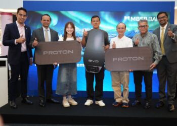 RAFE Haneef (dua dari kiri) bersama pemenang kempen ‘Simpan Berganda Menang Bergaya 4.0’ MBSB Bank menerima hadiah eksklusif pada Majlis Pelancaran Kempen ‘Simpan Berganda Menang Bergaya 5.0’ di sini, hari ini.