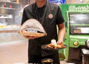 ZAHARULLAIL Ashari menunjukkan antara menu yang ditawarkan dalam Bufet Ramadan Sajian Darul Ehsan di WARNA All Day Dining, Mercure Kuala Lumpur Glenmarie.