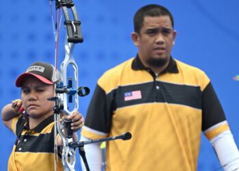 Mohd. Juwaidi Mazuki (kanan) dan Fatin Nurfatehah merupakan gandingan serasi dalam acara compound yang akan memburu tiket ke Sukan Olimpik Los Angeles 2028. - AFP