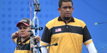 Mohd. Juwaidi Mazuki (kanan) dan Fatin Nurfatehah merupakan gandingan serasi dalam acara compound yang akan memburu tiket ke Sukan Olimpik Los Angeles 2028. - AFP