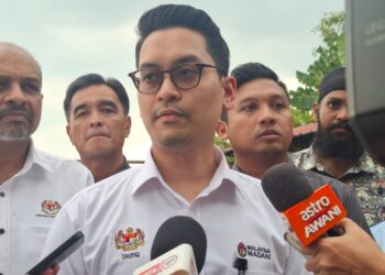 DR. Muhammed Taufiq Johari ditemui pemberita ketika melawat tapak Perak Youth Center di Tambun, Ipoh hari ini