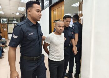 TEH Wei Xiang (tengah) dihukum penjara 24 bulan oleh Mahkamah Majistret Teluk Intan selepas mengaku bersalah atas empat pertuduhan termasuk menyamar sebagai pegawai polis dan memiliki pistol tiruan.