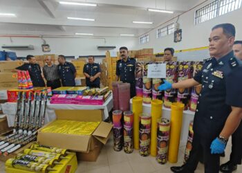 ZULKIFLEE Nazir (kanan) menunjukkan mercun yang dirampas di Tring, Bera, Pahang.