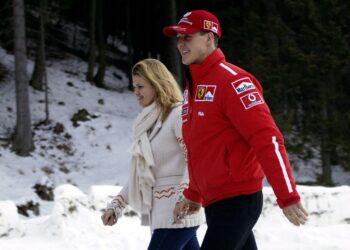 LEGENDA Formula Satu (F1), Michael Schumacher bersama isterinya, Corinna ketika berada di Campiglio pada 15 Januari 2003. - AFP