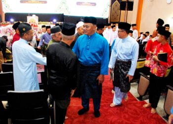 RAHMAD Mariman bersalaman dengan orang ramai selepas merasmikan Majlis Tilawah dan Hafazan al-Quran Peringkat Negeri Melaka 1447H/2026 di Auditorium Masjid Al-Azim, Bukit Palah, Melaka. - UTUSAN/AMRAN MULUP