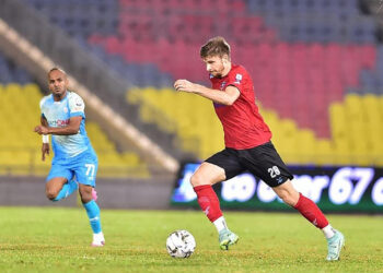 Dino Kalesic melarikan bola sambil dikejar Fadi Awad (kiri) dalam aksi Liga Super Melaka FC menentang PDRM FC di Stadium Hang Jebat malam ini.