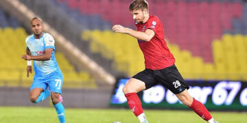 Dino Kalesic melarikan bola sambil dikejar Fadi Awad (kiri) dalam aksi Liga Super Melaka FC menentang PDRM FC di Stadium Hang Jebat malam ini.
