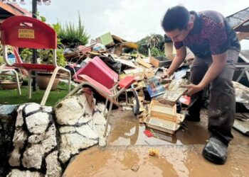 PENOLONG 
Kanan Pendidikan Khas STB, Mohd. Zulkifli Tahir, menunjukkan barangan yang musnah termasuk buku-buku ekoran banjir besar di Sekolah Tengku Budriah (STB), Arau, Perlis 
baru-baru ini. – UTUSAN/MOHD. HAFIZ ABD. MUTALIB