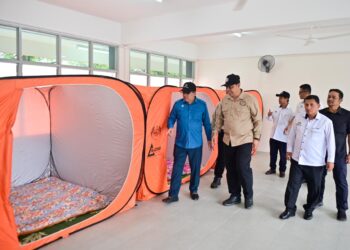 MEOR Ismail Meor Akim (tengah) meninjau bangunan pusat pemindahan banjir pada Majlis Penyerahan Pusat Pemindahan Kekal Bencana (PPKB) Sekolah Menengah Kebangsaan Matang di Hulu Terengganu. -UTUSAN/PUQTRA HAIRRY