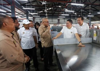 NGA Kor Ming (dua dari kanan) melawat Pasar Awam Kampung Tawas di Ipoh hari ini. - UTUSAN/MUHAMAD NAZREEN SYAH MUSTHAFA