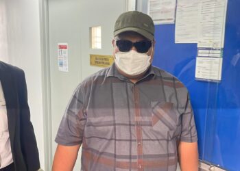 MOHD. Hakim Mohd. Nor (kanan) mengaku tidak bersalah di Mahkamah Sesyen Ipoh bagi 10 pertuduhan salah guna wang misi kemanusiaan berjumlah lebih RM630,000.