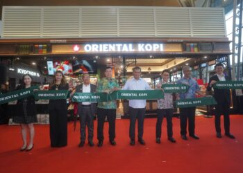 SAIFUDDIN Nasution Ismail (empat dari kanan) bersama Tengku Hishammuddin Zaizi Tengku Bendahara Azman Shah Alhaj (empat dari kiri) merasmikan Oriental Kopi di KLIA1, Sepang, Selangor. - UTUSAN/FAISOL MUSTAFA