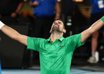 Pemain Serbia, Novak Djokovic meraikan kejayaannya mara ke final selepas menyingkirkan lawannya dari Itali, Jannik Sinner dalam aksi separuh akhir tenis Terbuka Australia di Melbourne, semalam. - AFP