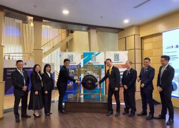 TIMOTHY Tan Heng Han (empat dari kiri) serta Ivan Tan (lima dari kiri) bersama barisan pengurusan tertinggi kumpulan ketika majlis penyenaraian One Gasmaster Holdings Berhad di Pasaran ACE, Bursa Malaysia Securities Berhad, di sini, hari ini.