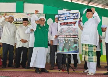 ANNUAR Musa ketika merasmikan Ijtimak Jentera Pilihan Raya Pas Negeri Melaka bagi menghadapi Pilihan Raya Negeri (PRN) Melaka Ke-16 di Dewan Mualim Tuan Guru Haji Abdul Wahid, Bukit Katil, Melaka, hari ini. - UTUSAN/AMRAN ALI