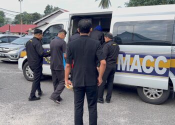 DUA suspek kes tuntutan palsu berkaitan pembekalan makanan sekolah dibawa ke Mahkamah Majistret Kemaman, Terengganu bagi mendapatkan kebenaran perintah tahanan reman. - IHSAN SPRM