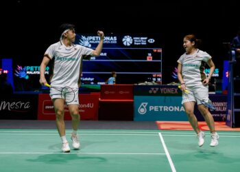 Aksi pasangan beregu campuran negara, Hoo Pang Ron dan Cheng Su Yin ketika menentang pasangan Denmark, Mathias Christian dan Alexandra Boje pada pusingan pertama Kejohanan Badminton Terbuka Malaysia 2026, di Stadium Axiata Arena, di sini hari ini. - UTUSAN/SHIDDIEQIIN ZON