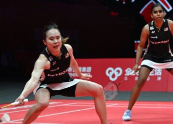 Pearly Tan-M. Thinaah yang ditimpa kekalahan ketiga berturut-turut kepada pasangan Jepun, Yuki Fukushima-Mayu Matsumoto pada Terbuka India, semalam. - AFP