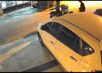 POLIS sedang mengesan dua individu yang disyaki terlibat dalam cubaan memecah masuk sebuah rumah di Taman Klebang Jaya, selepas rakaman kejadian itu tular di media sosial sejak semalam.