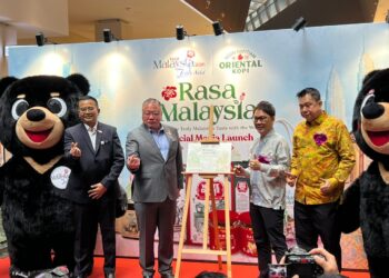 TIONG King Sing (dua dari kiri) dan Pengarah Urusan Oriental Kopi, Datuk Calvin Chan (dua dari kanan) pada Majlis Pelancaran Kempen Rasa Malaysia dengan kerjasama Tourism Malaysia dan Oriental Kopi di Kuala Lumpur, semalam.