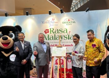Tiong King Sing (dua dari kiri) dan Pengarah Urusan Oriental Kopi, Datuk Calvin Chan (tiga dari kiri) pada Majlis Pelancaran Kempen Rasa Malaysia di sini hari ini.