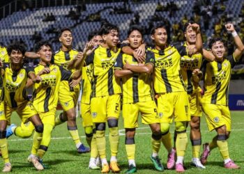 PEMAIN Perak meraikan jaringan ketika menentang KL City FC dalam perlawanan Piala Malaysia di Stadium Manjung semalam. - GAMBAR PERAK FA