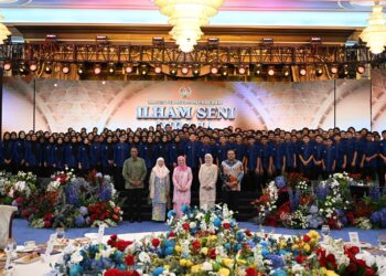 Raja Zarith Sofiah berkenan bergambar dengan pelajar sekolah yang terpilih menyertai Program Ilham Seni Diraja ketika berangkat menyempurnakan Majlis Pelancaran Program Ilham Seni Diraja di Dewan Santapan Utama, Istana Negara semalam. - FB JABATAN KESENIAN DAN KEBUDAYAAN NEGARA