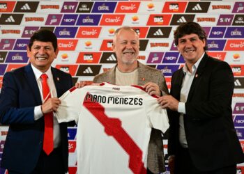 Presiden Persekutuan Bola Sepak Peru, Agustin Lozano (kiri) bergambar bersama Mano Menezes (tengah) yang dilantik sebagai jurulatih baharu Peru semalam. - AFP
