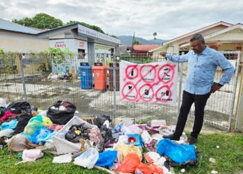 J. ARUL Kumar ketika melakuan tinjauan ke DTRC Mantin yang dipenuhi sampah di Mantin, Seremban, baru-baru ini.