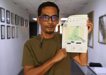 AHMAD Fauzan Mohd. Zain menunjukkan lesen mendulang emas diluluskan Kerajaan Negeri Kelantan. – UTUSAN/KAMARUL BISMI KAMARUZAMAN