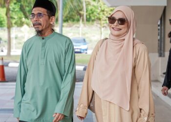 NORA Ariffin dan suaminya, Rushdi Ramli kembali bersama selepas prosiding perceraian mereka ditarik balik di Mahkamah Rendah Syariah Petaling, semalam. – UTUSAN/ISKANDAR ISHAK