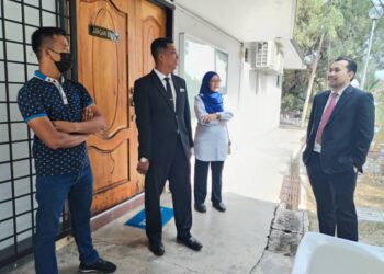 MUHAMMAD Aizal Afizi Ishak (kiri) dijatuhi hukuman denda RM16,000 oleh Mahkamah Majistret Gerik selepas mengaku bersalah memindahkan 299 ekor kambing dan 23 ekor biri-biri tanpa kebenaran Pengarah DVS pada tahun lalu.