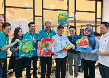 TEH KOK LIM (empat dari kanan) ketika mengadakan lawatan kerja dan perasmian Pusat Kelestarian Plastik - Plastics Sustainability Centre (PSC) di Aeon BiG Falim, Ipoh hari ini.