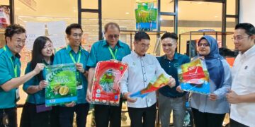 TEH KOK LIM (empat dari kanan) ketika mengadakan lawatan kerja dan perasmian Pusat Kelestarian Plastik - Plastics Sustainability Centre (PSC) di Aeon BiG Falim, Ipoh hari ini.