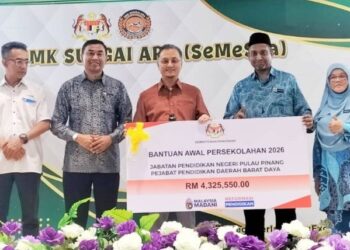 MOHAMAD Abdul Hamid (tengah) ketika menyerahkan cek cura Bantuan Awal Persekolahan (BAP) di SMK Sungai Ara, Pulau Pinang, hari ini. - UTUSAN/SAFINA RAMLI