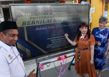 LIM Hui Ying (tengah) ketika melakukan gimik pelancaran sempena Majlis Penyerahan Smartboard Makmal Sains di SJKC Sacred Heart, Jalan Balik Pulau, Pulau Pinang hari ini. - UTUSAN/DANIAL SAAD