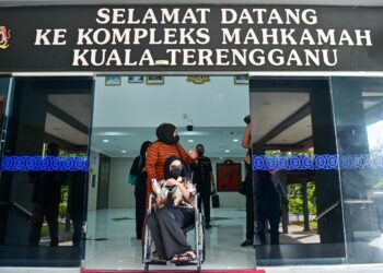 SALWANI Anuar@Kamaruddin berkerusi roda semasa di Mahkamah Sesyen Kuala Terengganu. - UTUSAN/PUQTRA HAIRRY