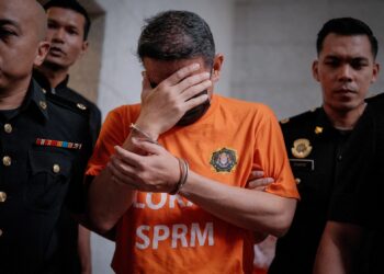 BEKAS Panglima Tentera Darat dibawa ke Mahkamah Majistret Putrajaya semalam bagi permohonon reman terhadapnya untuk membantu siasatan kes rasuah melibatkan tender perolehan Tentera Darat. – UTUSAN/FAIZ ALIF ZUBIR