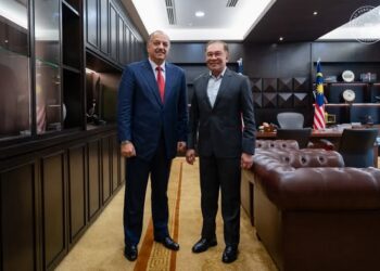 ANWAR Ibrahim sewaktu menerima kunjungan hormat bekas Timbalan Perdana Menteri merangkap bekas Menteri Luar Qatar, Khalid Mohammad Al Attiyah, hari ini.