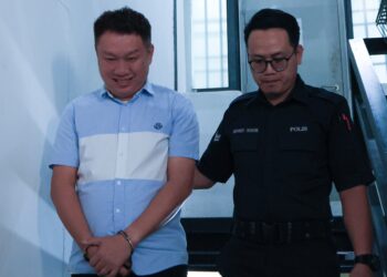 TIANG Soon Ying (kiri) dihadapkan ke Mahkamah Sesyen Ipoh atas tiga pertuduhan memberi rasuah berjumlah RM10,000 kepada ejen TNB pada 2021 dan 2022.