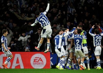 PEMAIN Real Sociedad meraikan gol kedua pasukan yang dijaringkan oleh Goncalo Guedas sekali gus mencatat kemenangan 2-1 ke atas Barcelona dalam aksi liga, semalam. - AFP