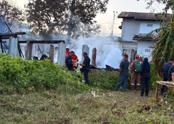 ANGGOTA bomba berusaha memadam kebakaran rumah yang meragut nyawa seorang warga emas di Kota Bharu, Kelantan. - UTUSAN/ROSLIZA MOHAMED