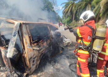 ANGGOTA bomba memadamkan kebakaran sebuah van yang terlibat kemalangan di Kampung Batu 40 Lempur, Manong di Kuala Kangsar hari ini.