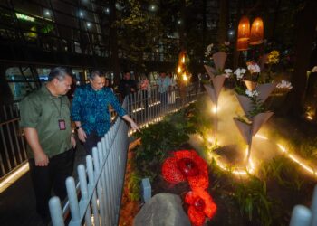 PENGARAH Urusan Malaysia Airports, Datuk Mohd Izani Ghani (dua kiri) melihat Hutan Rekreasi RIMBA pada program santai bersama media @ Rimba KLIA di Lapangan Terbang Antarabangsa Kuala Lumpur (KLIA) Terminal 1, semalam. - UTUSAN/FAISOL MUSTAFA