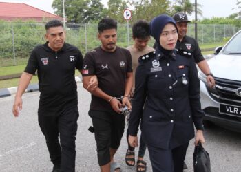 ABDIN Syakirin Hassan (dua dari kiri) dan Amirul Hakimi Hashim diiringi anggota polis semasa menghadiri prosiding perbicaraan di Mahkamah Sesyen, Kota Bharu, Kelantan.