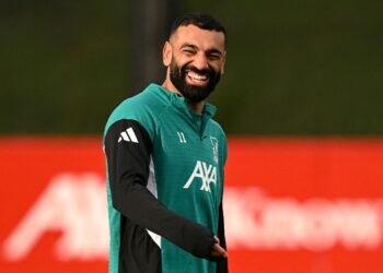 Penyerang Liverpool, Mohamed Salah kelihatan tersenyum ketika menyertai sesi latihan pasukan di pusat latihan kelab di Kirkby, Liverpool, pada 20 Januari 2026, menjelang perlawanan fasa liga Liga Juara-Juara Eropah (UCL) menentang Olympique Marseille di Perancis. - AFP