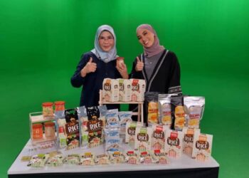 SALLY Basir (kiri) hadir di salah satu Program Suka TV untuk memperkenalkan barisan produk Pop Rice Salis.