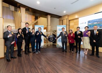 WONG Chun Mun (lima dari kiri) bersama barisan pengurusan tertinggi kumpulan ketika majlis penyenaraian SBS Nexus di Pasaran ACE Bursa Malaysia, hari ini.