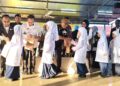 ZULKAFLI Mohamed Mokhtar (dua dari kiri) bersama Noor Hisam Nordin (tiga dari kiri) menyantuni pelajar Tahun Satu SK Raja Perempuan Muzwin sempena Hari Pertama Pembukaan Sekolah Kalendar Akademik Sesi 2026 di Kuala Kangsar hari ini.