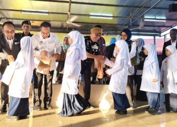 ZULKAFLI Mohamed Mokhtar  (dua dari kiri) bersama Noor Hisam Nordin (tiga dari kiri) menyantuni pelajar Tahun Satu SK Raja Perempuan Muzwin sempena Hari Pertama Pembukaan Sekolah Kalendar Akademik Sesi 2026 di Kuala Kangsar hari ini.